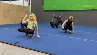 Caity lotz teaches the stunts to breakdance on set Legends of tomorrow season 7 #204