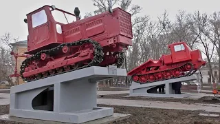 В новом сквере Рубцовска установили памятники тракторам АТЗ