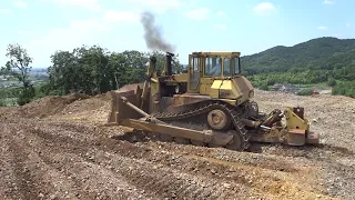 Old Caterpillar D8L bulldozer ripping and pushing chert rock in Japan. キャタピラー 大型ブルドーザーD8L  Sep/2015