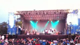 Huey Lewis and The News Perform "Never Like This Before"