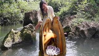 The girl caught a giant clam in the water, and the pearl was dazzling after being untied