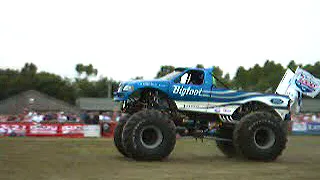 BIGFOOT 17 2004 truckfest jump