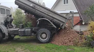 Самосвал МАЗ. Приехал и быстро разгрузил Меняем  ландшафт на  участке. Changing the landscape