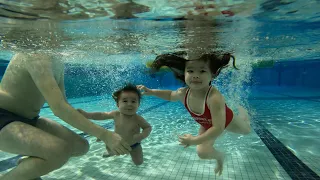 아기수영 물에서 눈뜨고 있는 아기 JOURNEE INCROYABLE DANS LA PISCINE