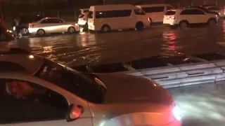 Cars driving through Dubai floods | Raw video