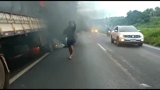 Pai tenta salvar filho que morre carbonizado após bater contra caminhão do pai em Cascavel no Paraná