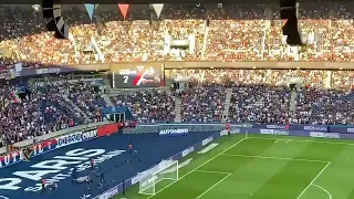 Kylian Mbappé sifflé par le Parc des Princes à l'annonce des joueurs avant PSG-Strasbourg