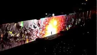 Roger Waters The Wall -- Comfortably Numb (Chicago 2012)