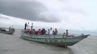 Bangladesh: ferry carrying hundreds capsizes