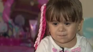 Niña se enfrenta a la vida con su extraña apariencia provocada por una rara enfermedad