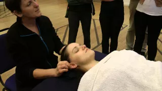 massage the face