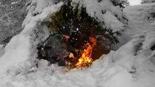 Caught in a Snowstorm - Winter Bushcraft Shelter In Heavy Snow