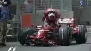 Kimi Raikonnen crashes at Singapore GP