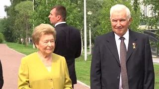 Наина Ельцина открыла памятную лавочку на набережной Исети.