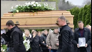 Pogrzeb Pameli, która we własnym mieszkaniu padła ofiarą okrutnego zabójstwa. Co za tragedia....