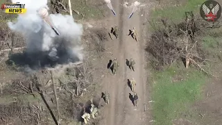 Ukrainian FPV Drone Dropping Thermobaric Bomb Easily Blast Entire Russian Soldiers While Fleeing