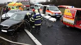 Nehoda tří osobních a jednoho nákladního vozidla na silnici R7 si vyžádala dvě zraněné osoby