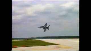 "CRUSHING" 2001 U.S. NAVY F/A-18C TAC DEMO TAKE OFF vs 2020 F-35 "DOJO DRIFT" - AIRSHOW LONDON