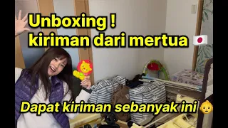 Kiriman untuk bayi dari mertua dan keluarga Jepang. Bayinya cowok apa cewek nih ?