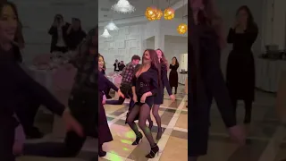 Тойда жыртып билеген блогер Жанабылов үш қызды жеңе алмады😱🔥🤪Би жарыс. Аман Амирханов ведущий шоумен