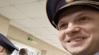 Сотрудники полиции «заламывают» правозащитника в Москве