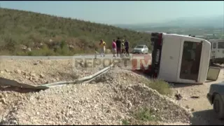 Report TV - Berat, i këputen frenat, rrëzohet furgoni, gruaja hidhet dhe gjen vdekjen