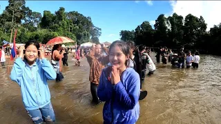 มาดูสาวหรือว่ามาดูงานแข่งเรือกันแน่😁/ມາເບິ່ງຜູ້ສາວຫຼືວ່າມາເບິ່ງແຂ່ງໃຫ້ກັນແນ່😁