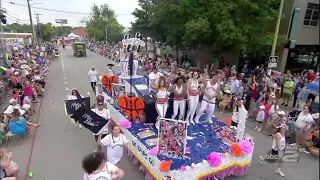 San Antonio Spurs float pumps up the crowd at Battle of Flowers Parade