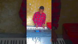 Fally_Ipupa_mignant_des_reves au piano (Gustave binoth)