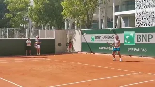 Rafa Nadal and Iga Swiatek practice ahead of their title defences at Roland Garros.