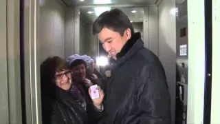Аким Шымкента в лифте