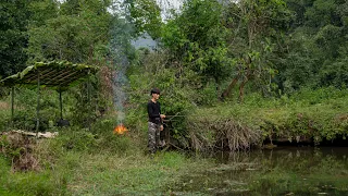 Building Survival Shelter by the Stream, Foraging For Food, Fishing and Cooking. Bushcraft Camping