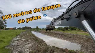 LIMPANDO GRANDE TANQUE DE PEIXE 🐟 COM ESCAVADEIRA HIDRÁULICA op iago