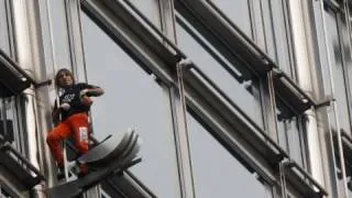 "French Spiderman" scales Hong Kong skyscraper