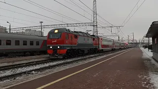 ЭП2К-215 с двухэтажным поездом Санкт-Петербург—Белгород прибывает на станцию Тула 1-Курская