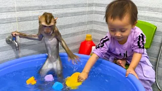 So Fun! Diem wet her clothes while bathing Monkey Kaka