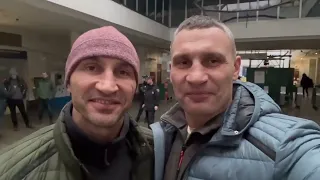 Мер Києва поспілкувався в метро з киянами, що ховаються від ракетних ударів