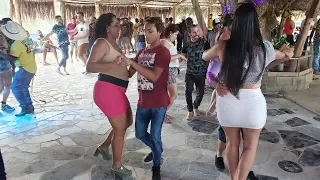 BAILE DE FRONTEIRA - DANÇANDO FORRÓ NA ROÇA / BAILÃO NO RANCHO CHARRA (VANERA)