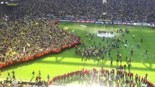 BVB Fans stürmen Platz nach Schalenübergabe zur Meisterschaft 2011 Teil 2