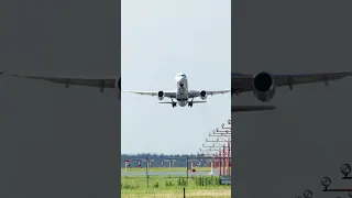 How do airport runways get their numbers?