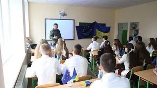 Автобуси від Естонії та лекція про Євроінтеграцію: нардепи завітали до Горщиківського ліцею