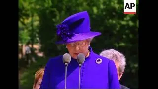 Queen opens memorial to  Diana, Princess of Wales