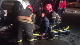 Рятувальники деблокували потерпілого з понівеченого авто