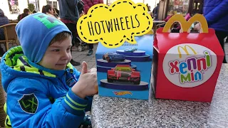 HOT WHEELS в Макдональдс, игрушки машинки Хеппи Милл Риша строит трассу и играет