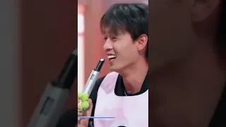 everyone teasing zhaolusi for holding upside down mic 😂😂 #zhaolusi #hi6 #dylanwang #varietyshow #fyp