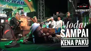 Kera Sakti  kena paku di panggung