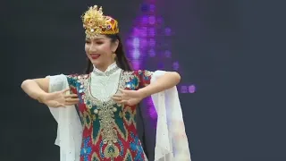 Uyghur dance - Chirayliq Gülüm (English Subtitles)