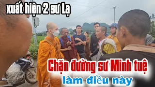 xuất hiện 2 sư thầy chặn đường sư Minh Tuệ làm gì đây