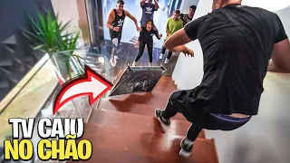 DEI UMA TV DE PRESENTE PRA DANI E CAIU NO CHÃO 😭 !! * quebrou a Tv *