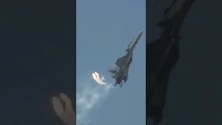 Sukhoi Su-30MKM Shoots Flares While Hovering in the Sky! – AIN #Shorts #aviation #flying #military